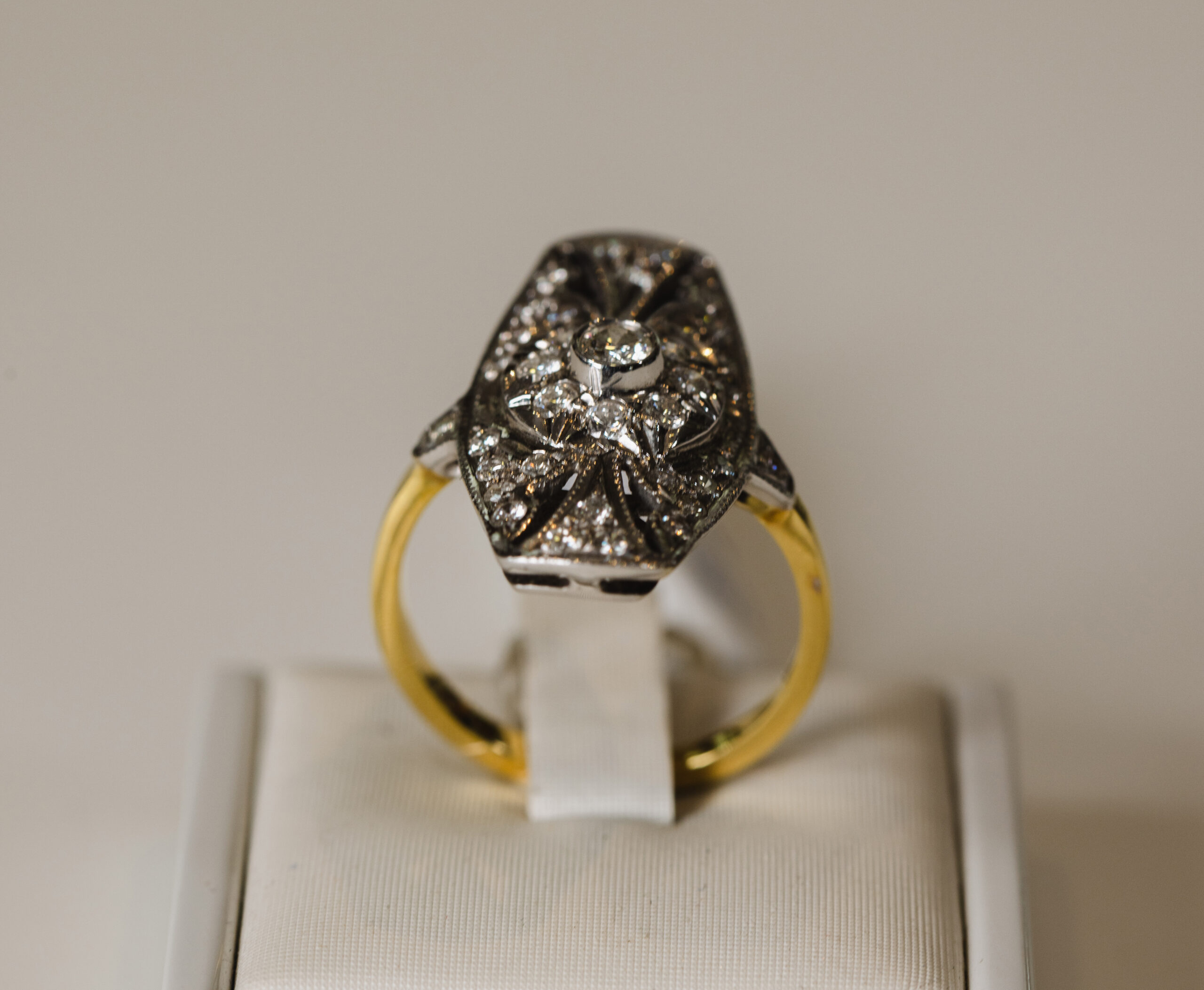 R5_C0137 Anello oro Gioielleria Farina Torino